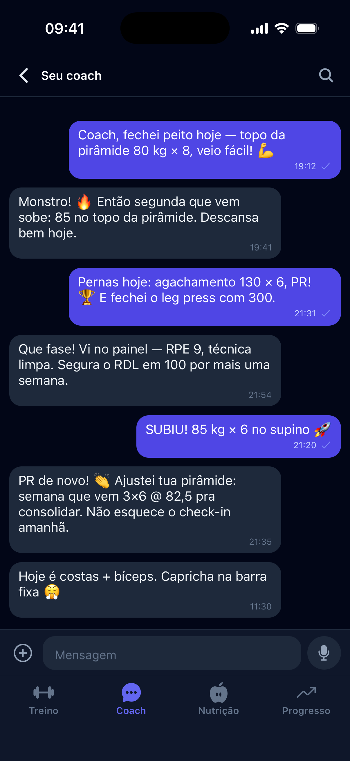 Tela real do Rep²: chat privado com o coach — o aluno comemora o recorde de 85 kg no supino e o coach responde ajustando a pirâmide da semana seguinte.