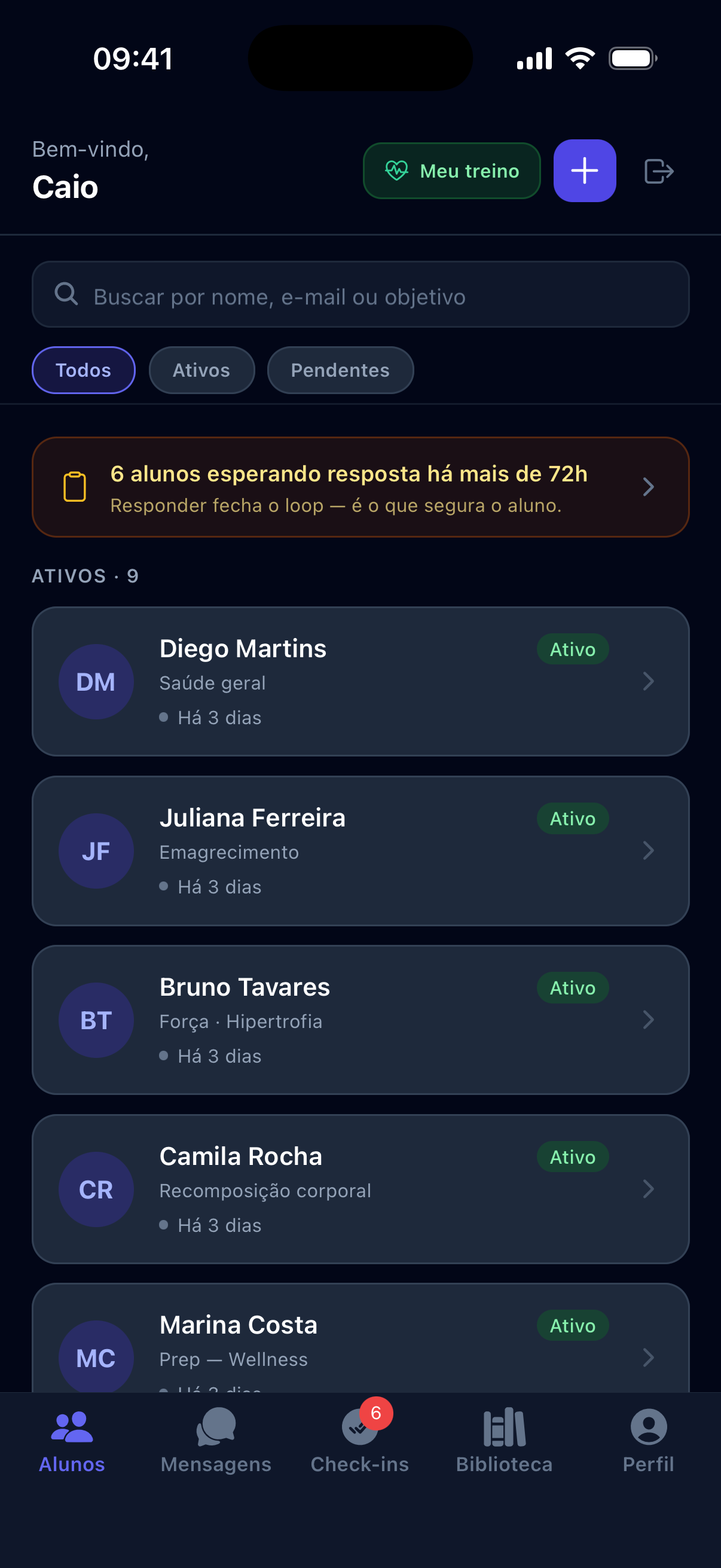 Tela real do app do coach no Rep²: lista de alunos ativos com objetivo e último treino de cada um, busca e o alerta de alunos esperando resposta.
