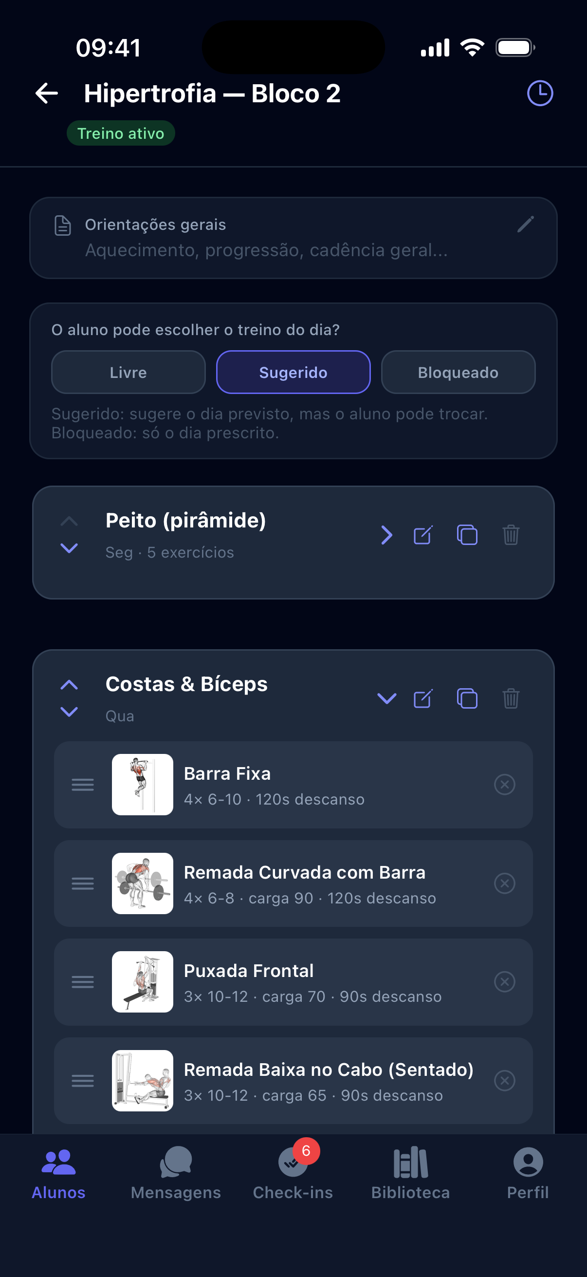 Tela real do app do coach no Rep²: editor da ficha de treino com os exercícios de costas e bíceps — cada um com sua demonstração visual, séries, reps, carga e descanso — reordenáveis por arrastar.